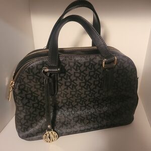 Dkny purse med size black